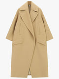 Cappotto lungo con rever oversize e tasche a filetto