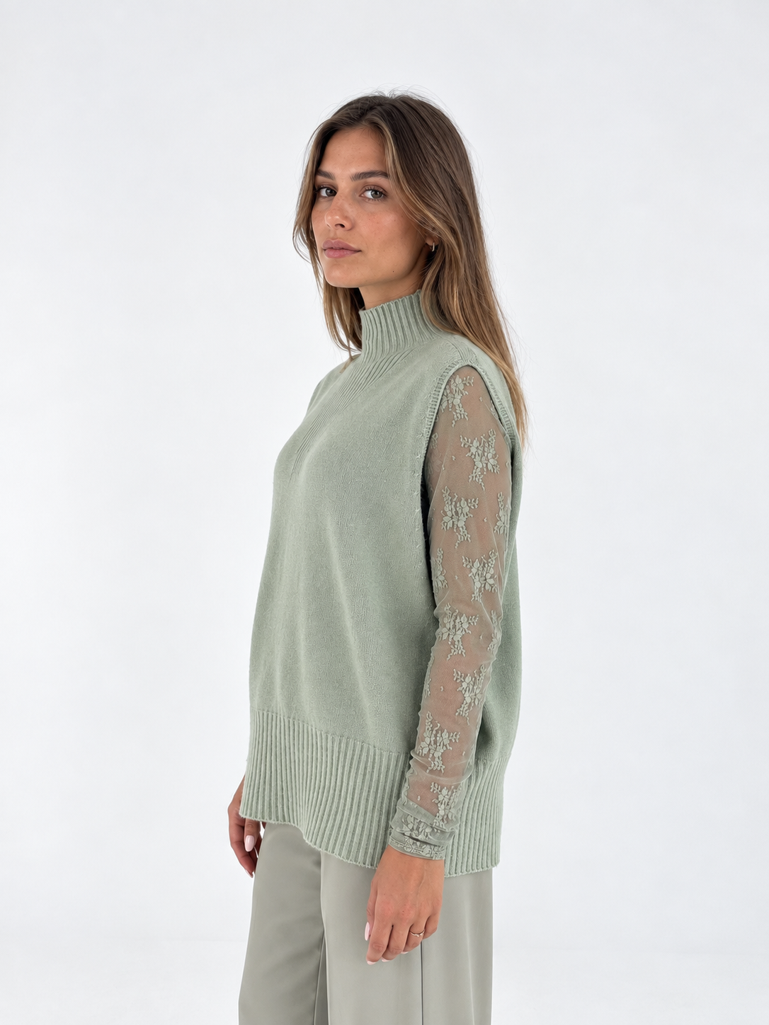 Maglia smanicata con collo alto lavorato