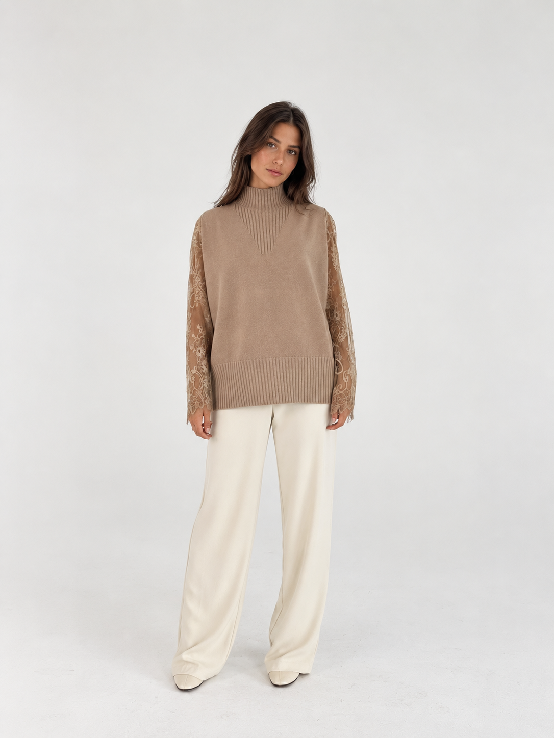 Maglia smanicata con collo alto lavorato