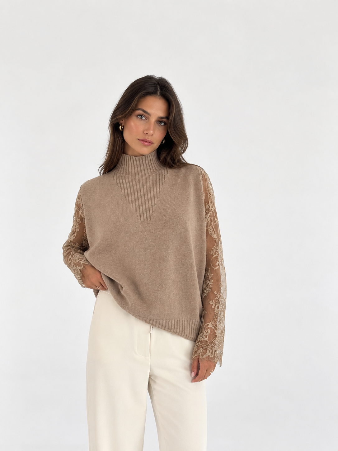Maglia smanicata con collo alto lavorato