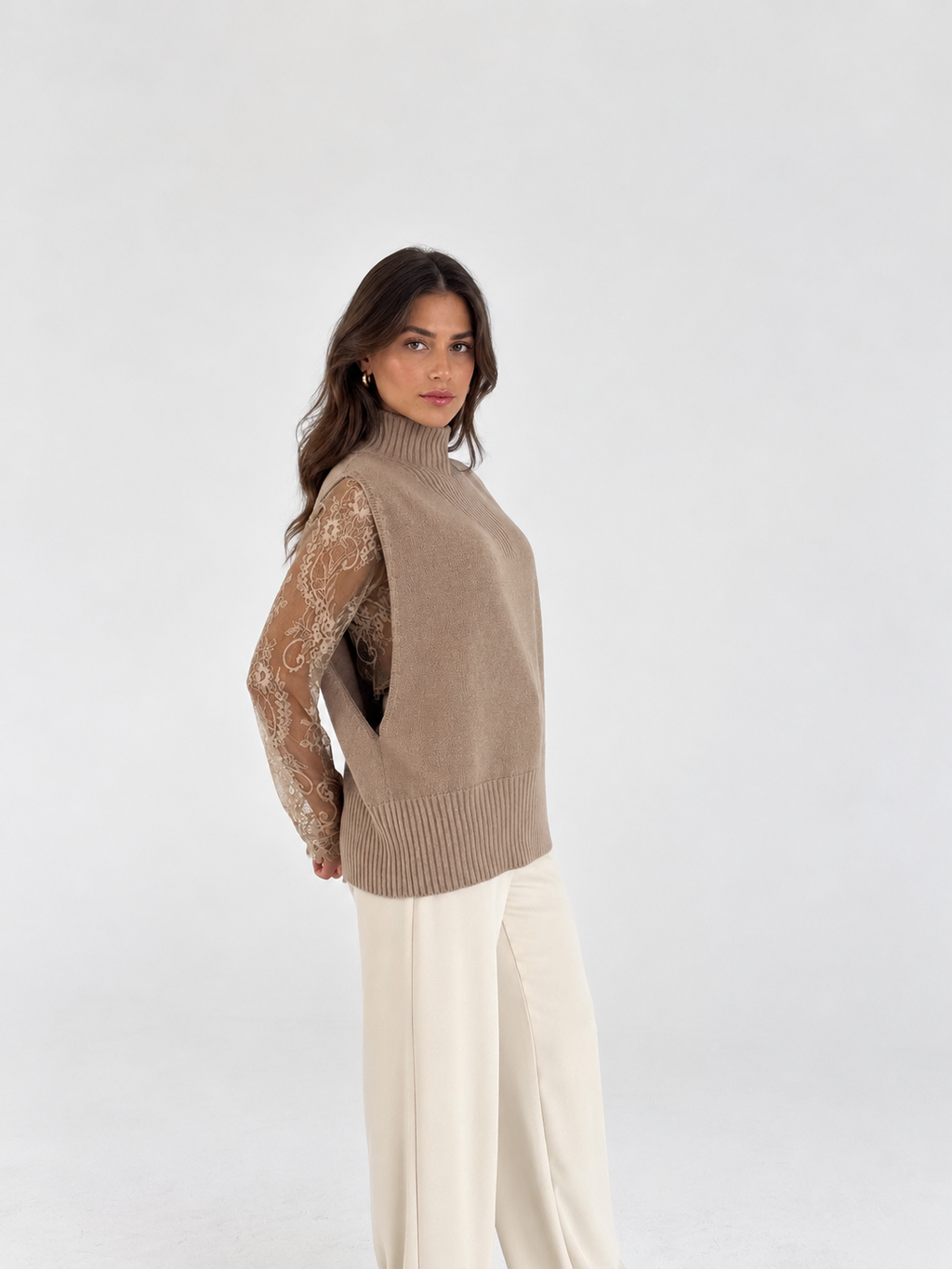 Maglia smanicata con collo alto lavorato