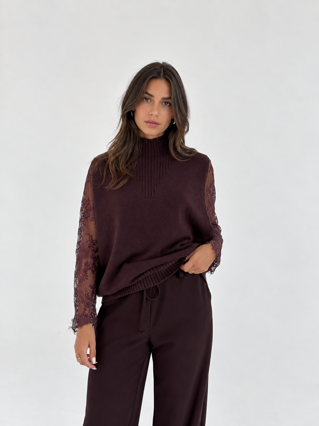 Maglia smanicata con collo alto lavorato
