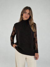 Maglia smanicata con collo alto lavorato