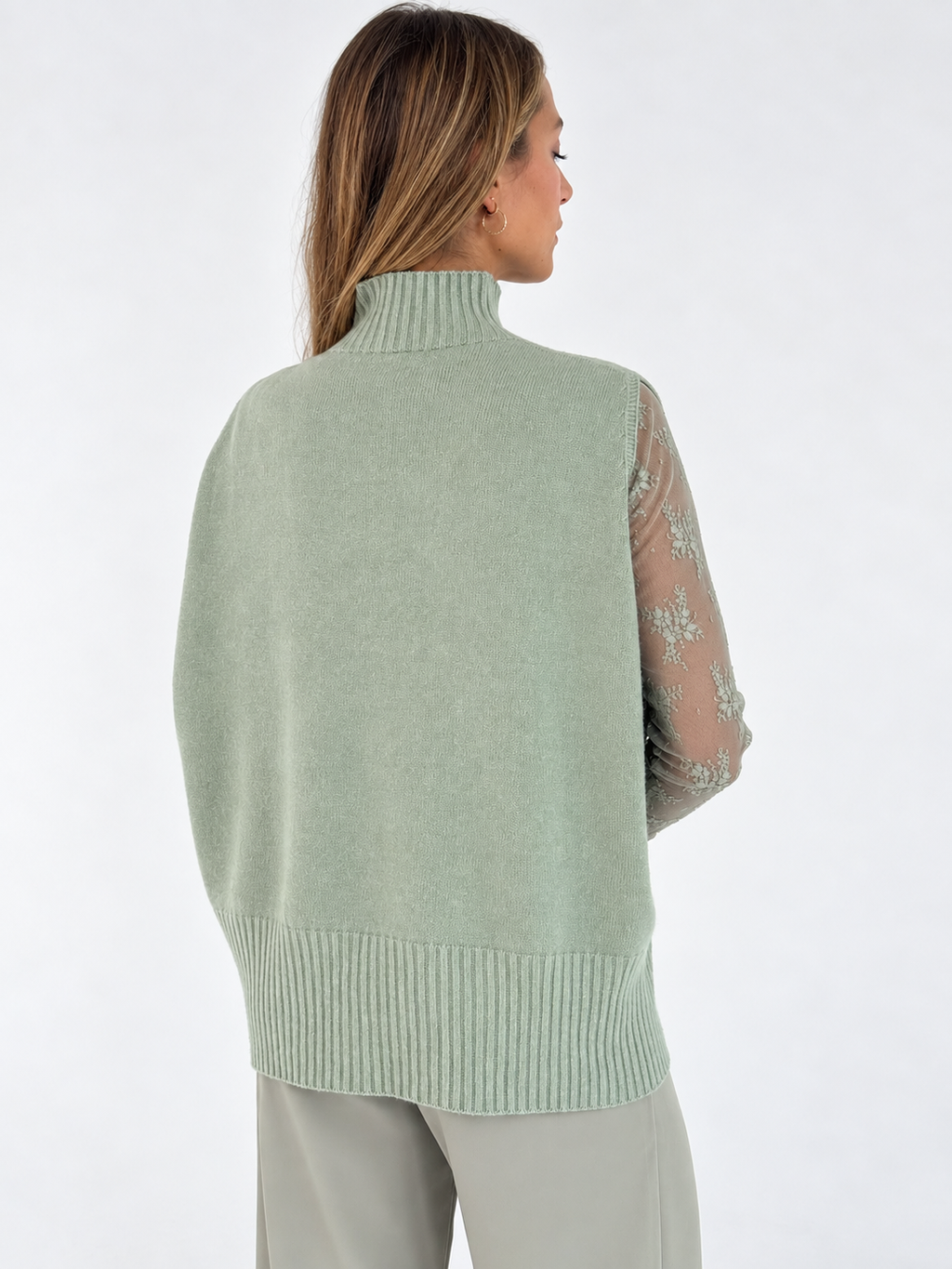 Maglia smanicata con collo alto lavorato