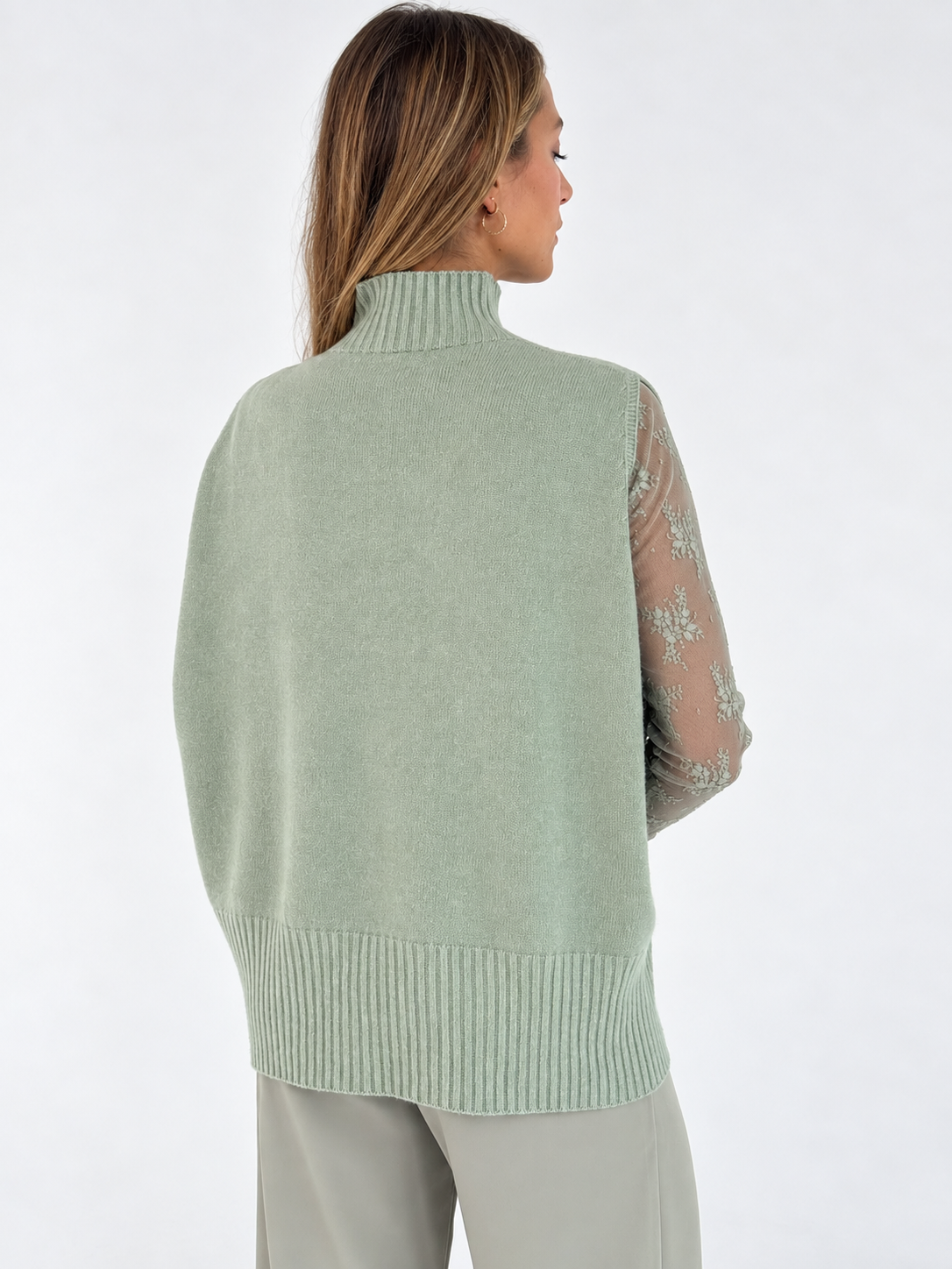 Maglia smanicata con collo alto lavorato