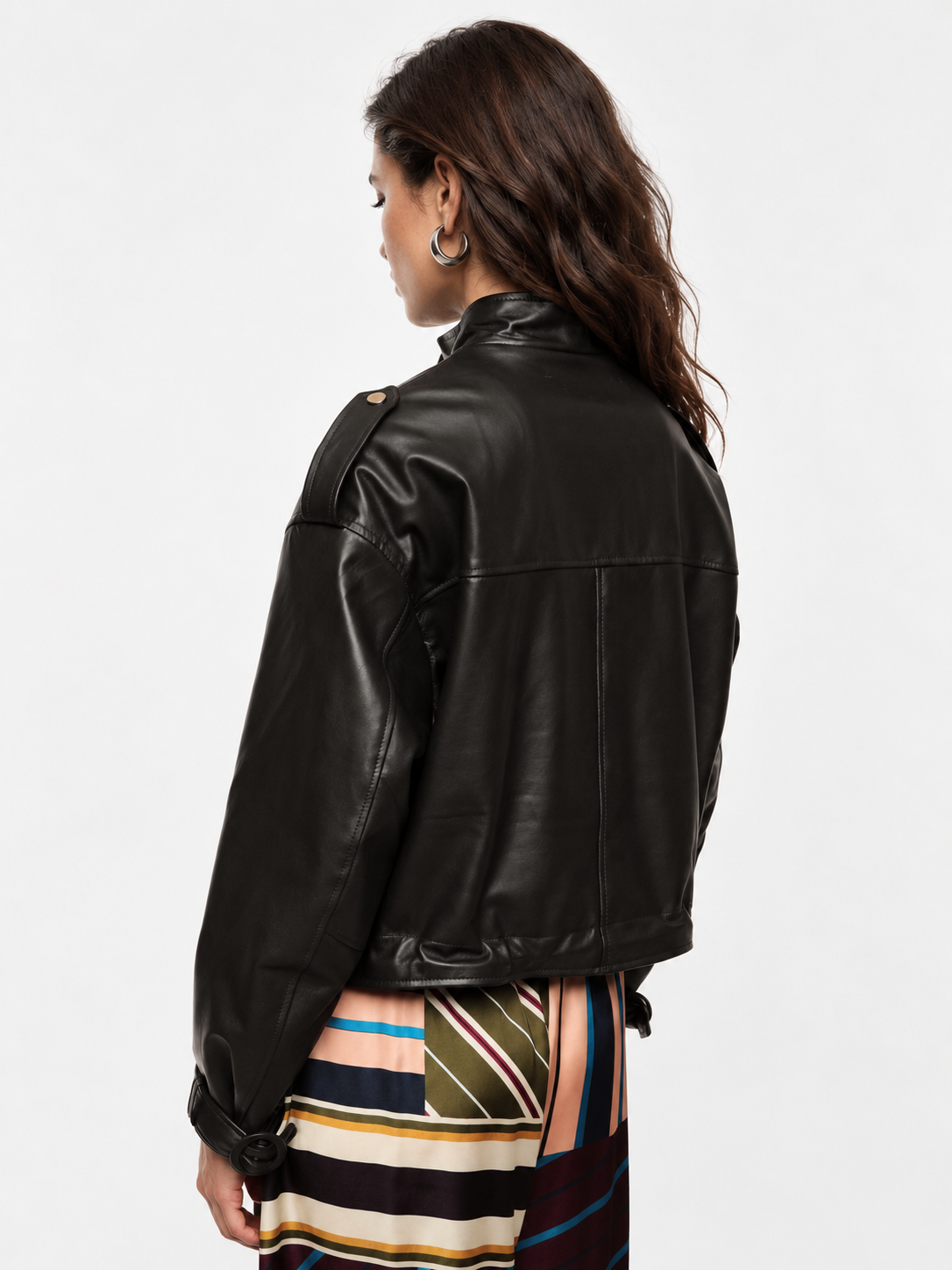 Giacca in pelle con zip e tasche frontali