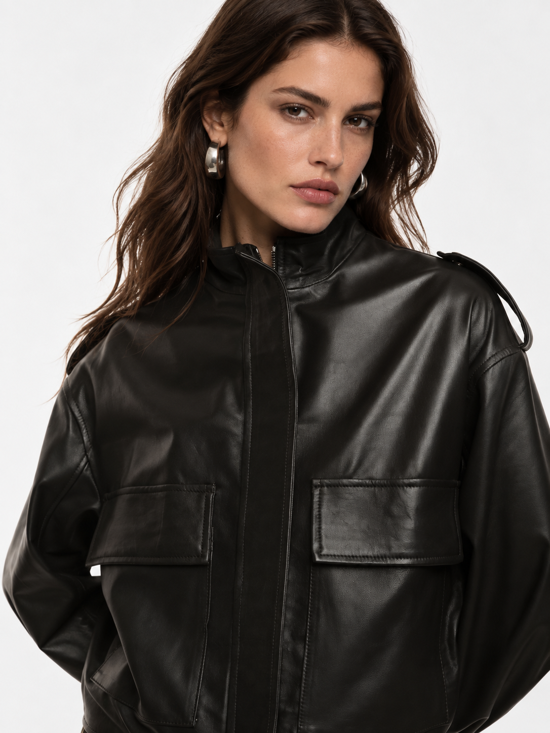 Giacca in pelle con zip e tasche frontali