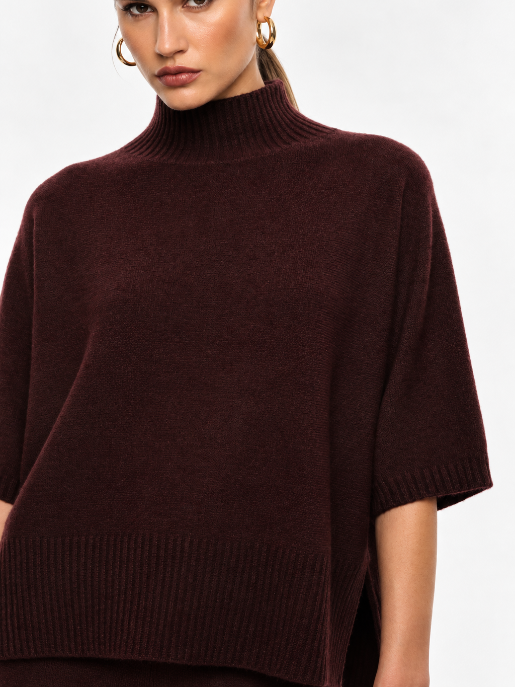 Maglione a maniche corte con collo alto ampio bordo