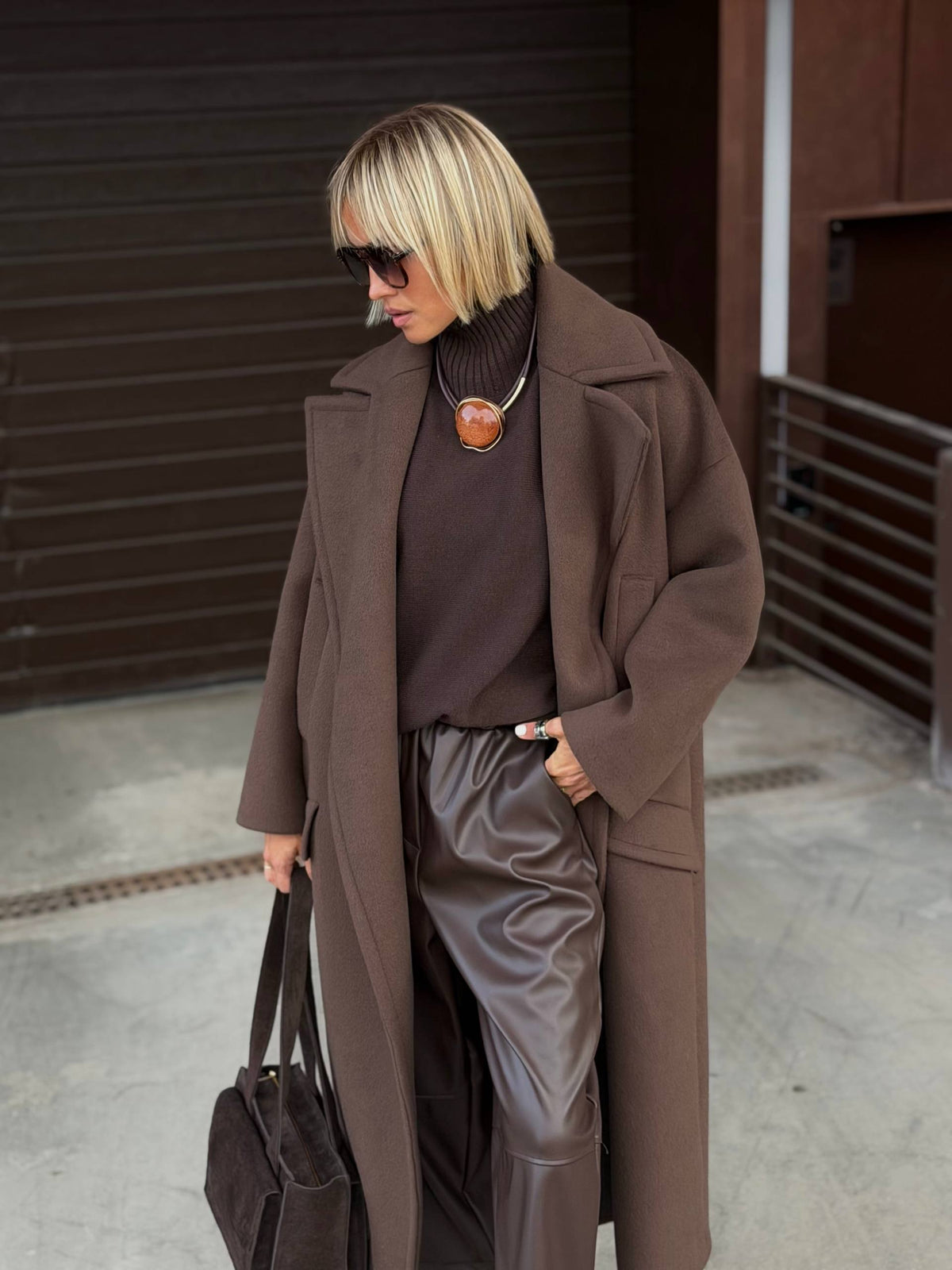 Cappotto lungo con rever oversize e tasche a filetto