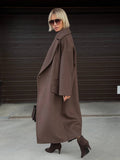 Cappotto lungo con rever oversize e tasche a filetto