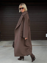 Cappotto lungo con rever oversize e tasche a filetto
