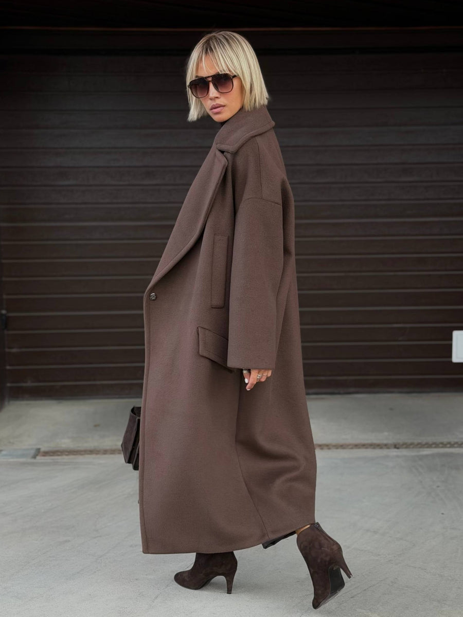 Cappotto lungo con rever oversize e tasche a filetto