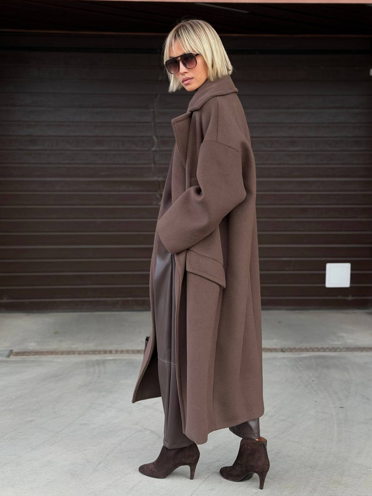 Cappotto lungo con rever oversize e tasche a filetto