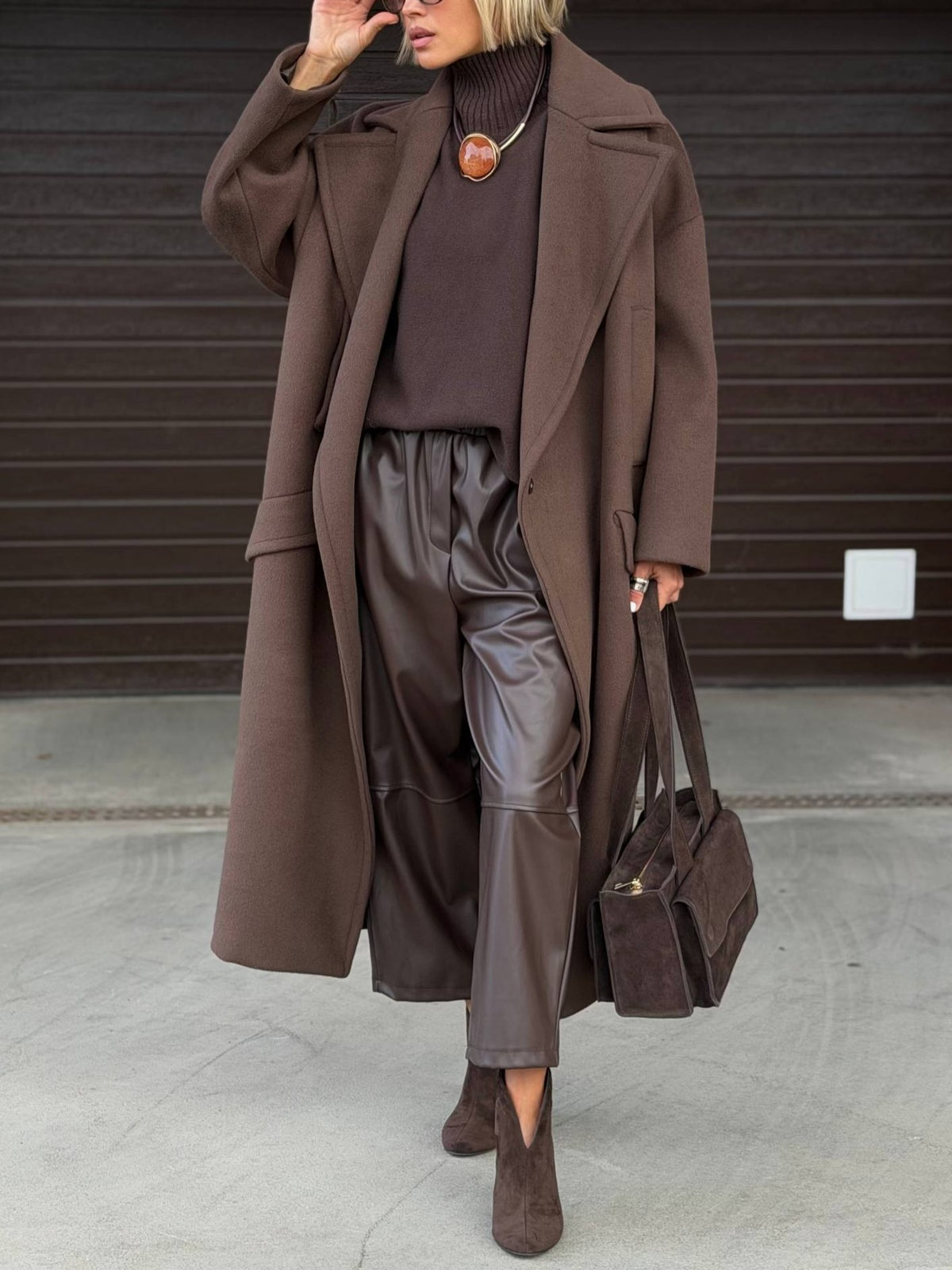 Cappotto lungo con rever oversize e tasche a filetto