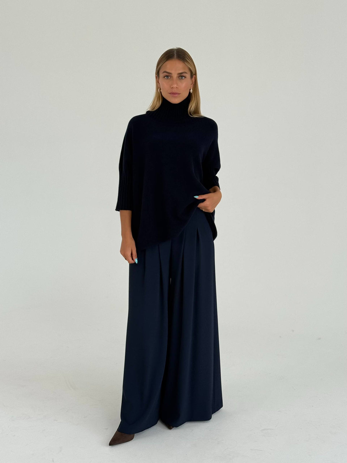 Pantaloni palazzo a vita alta con pinces e cintura