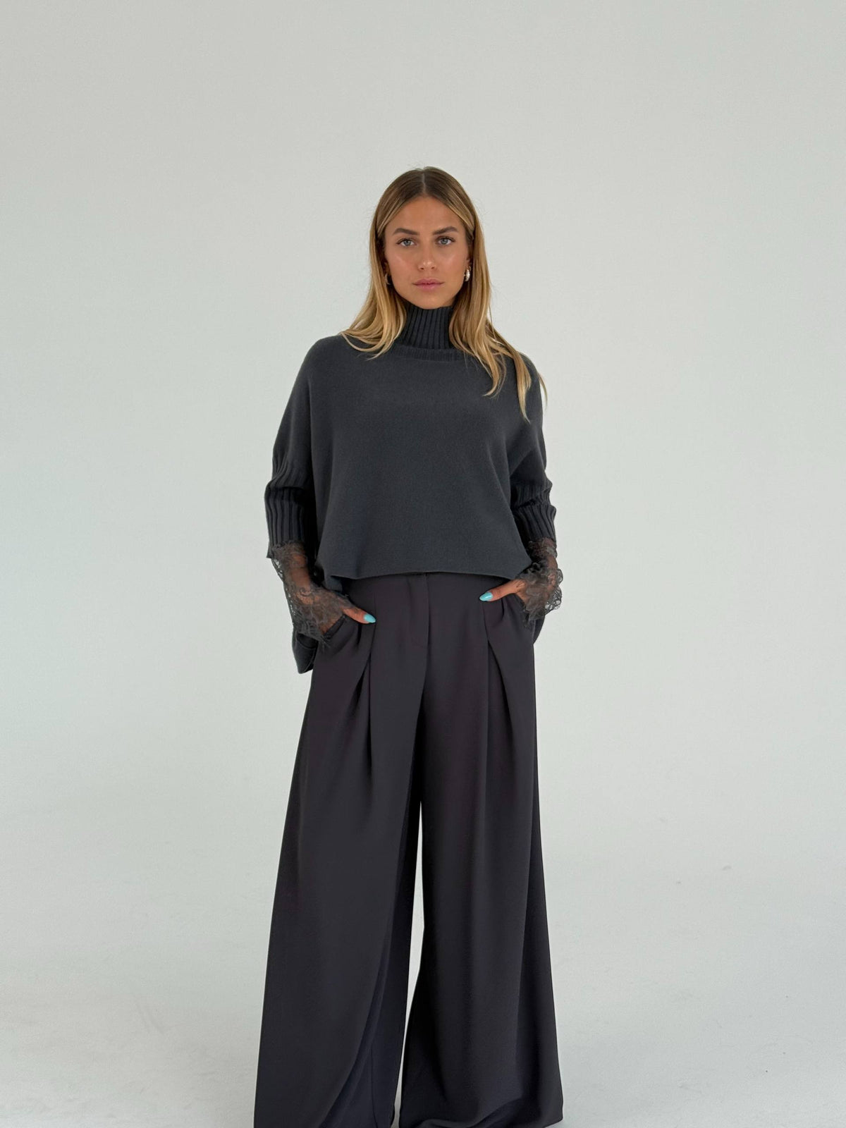 Pantaloni palazzo a vita alta con pinces e cintura