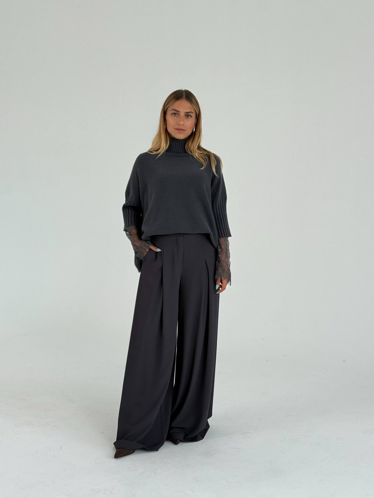 Pantaloni palazzo a vita alta con pinces e cintura
